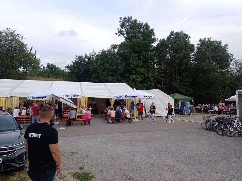 SOX-Sicherheitskraft bei einem Fest mit Festzelt