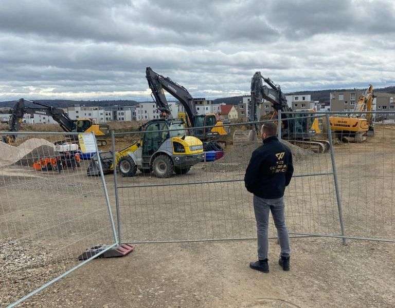SOX-Sicherheitskraft bei der Bewachung einer Großbaustelle mit Baumaschinen