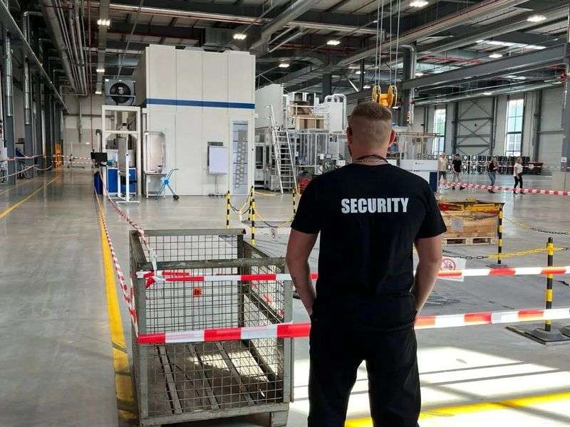 SOX-Sicherheitskraft in einer Produktionshalle