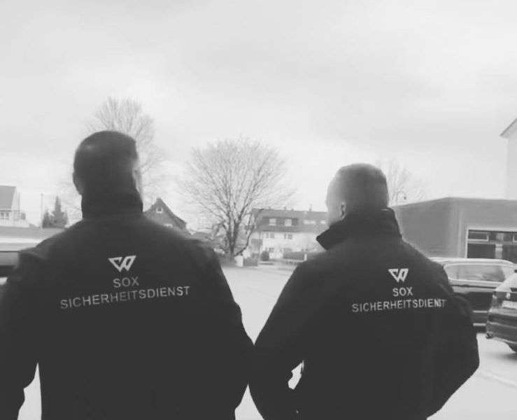 Zwei SOX-Sicherheitskräfte in Dienstjacken im Einsatz