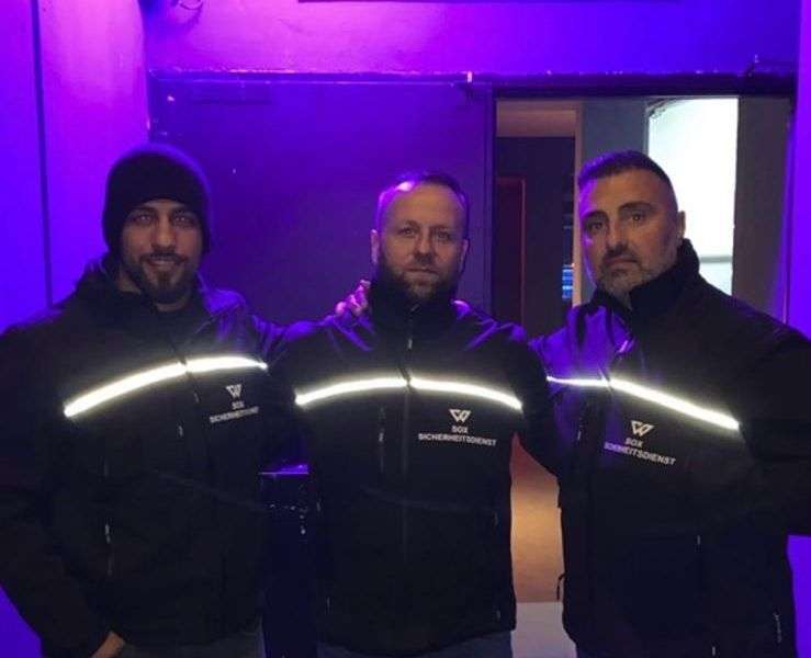 Drei SOX-Sicherheitskräfte im Backstage-Bereich einer Veranstaltung