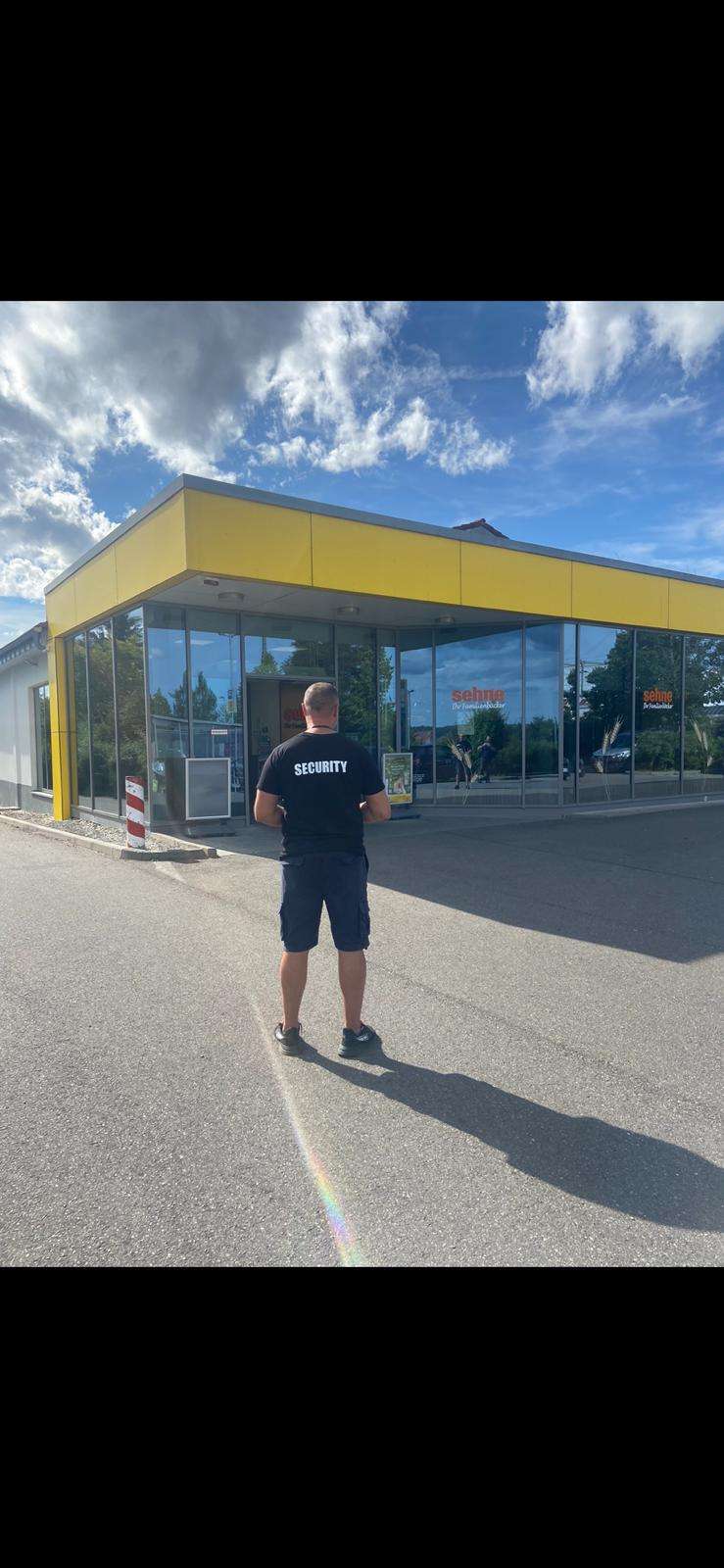 SOX-Sicherheitskraft vor einer Netto-Filiale