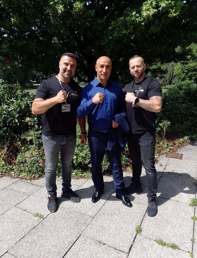 Boxlegende Arthur Abraham mit zwei Personenschützern von SOX